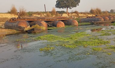 ठैचा में बने पीपे के पुल को क्रियाशील न किए जाने से ग्रामीणों में आक्रोश