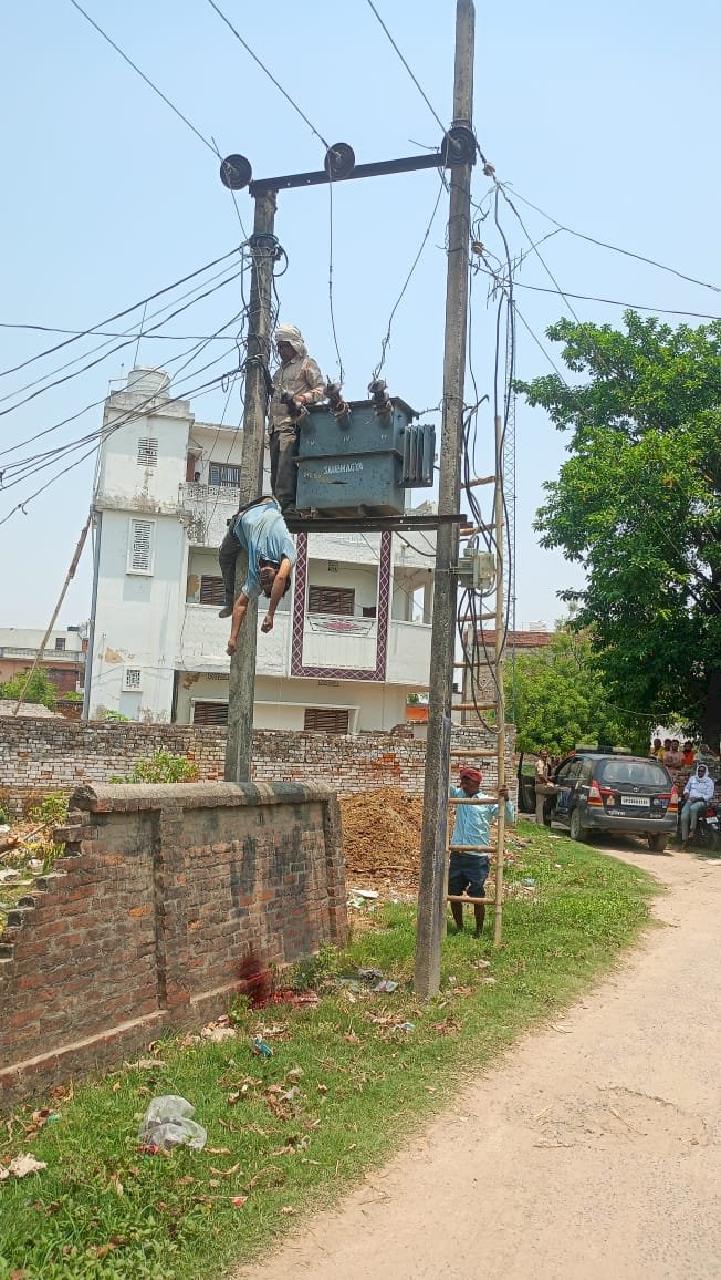 टांसफार्मर में तार जोड़ते समय अधेड़ को लगा करंट, मौके पर ही हुई मौत