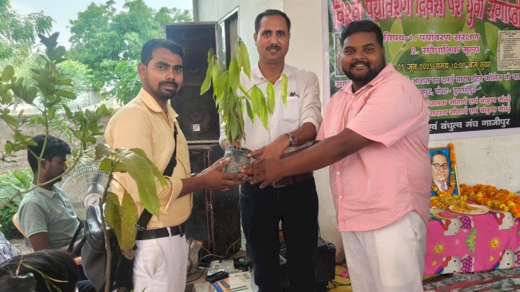 सौहार्द एवं बंधुत्व मंच की पहल :  सैकड़ों लोगों को  पौधा बांटकर पर्यावरण संरक्षण का लिया संकल्प