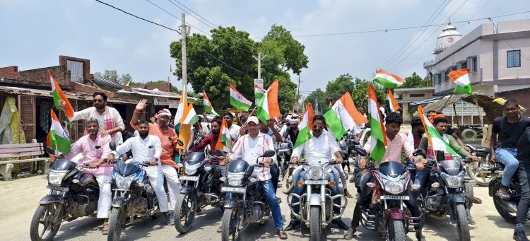 बीजेपी द्वारा निकली तिरंगा यात्रा,देश भक्ति रंग में डूबा नगर पंचायत बहादुरगंज क्षेत्र