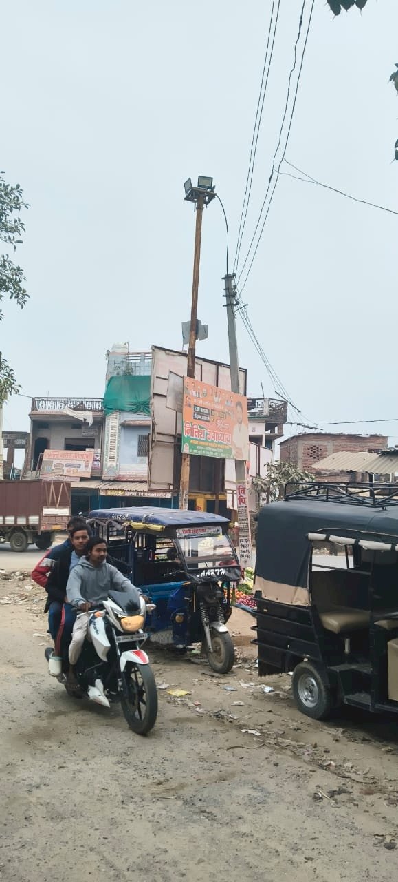 स्ट्रीट लाइट महीनों से खराब,मंत्री ओपी राजभर के क्षेत्र में छाया अंधेरा